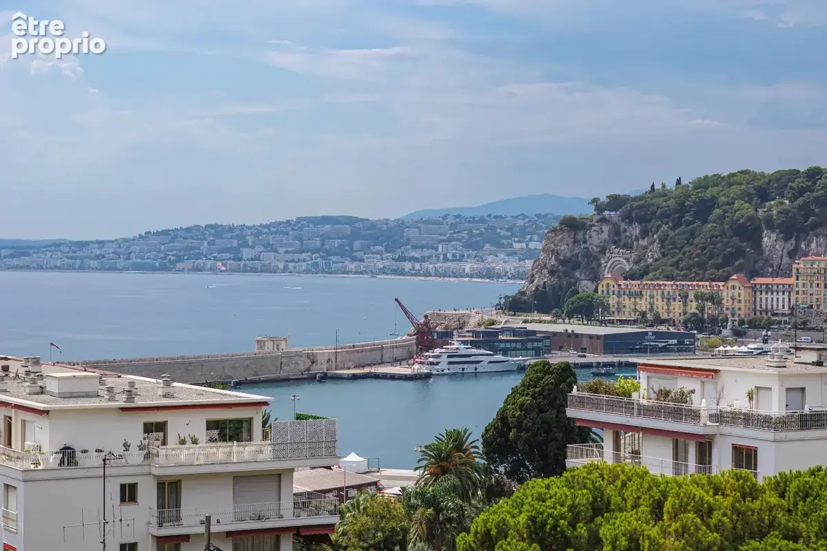 Nice - Le Port - Appartement 3 pièces d’exception entièrement rénové avec terrasse panoramique et vue mer - photo 2