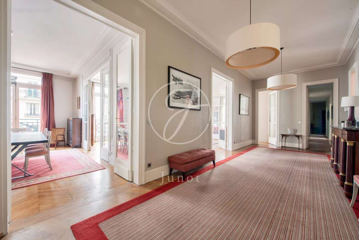 Appartement à PARIS-16E