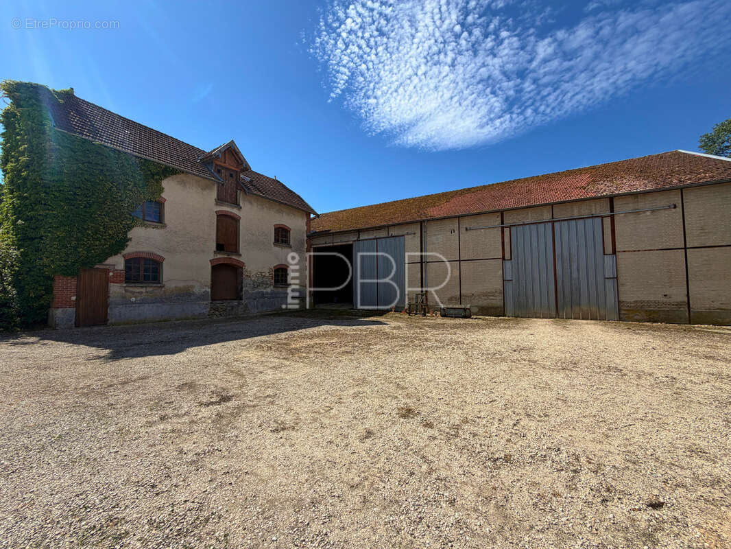 Corps de ferme avec maison T10 individuelle et dépendances - photo 18