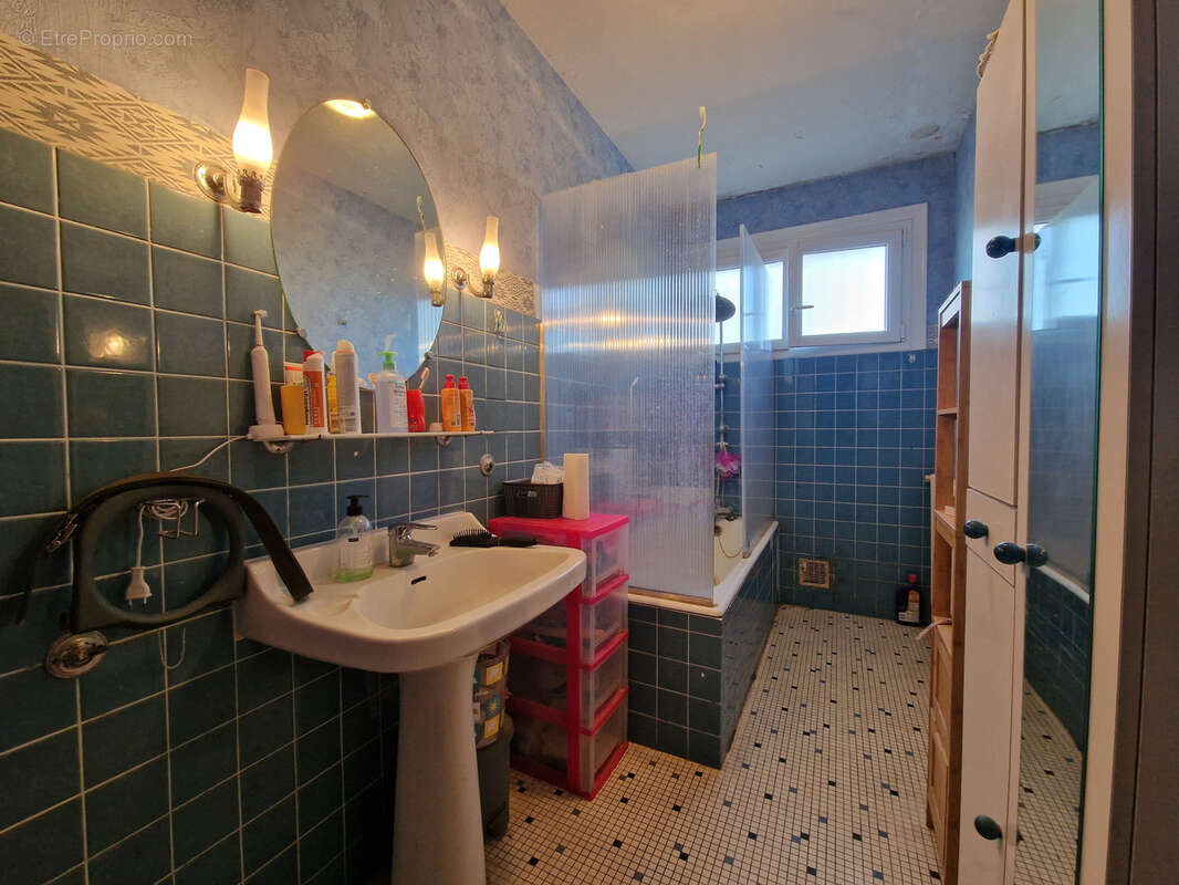 Maison à SAINT-QUENTIN-DE-CHALAIS