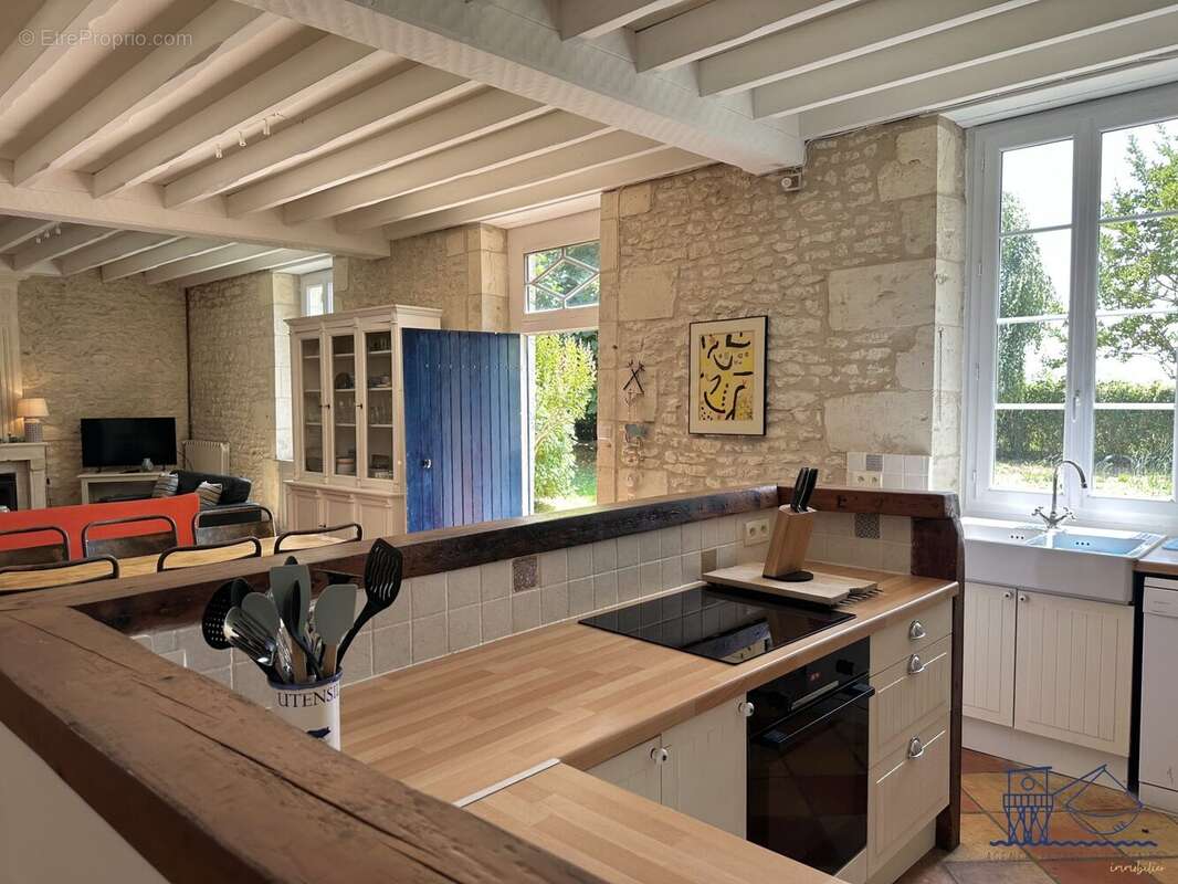 Maison 211 m² à Mortagne-Sur-Gironde  - photo 4