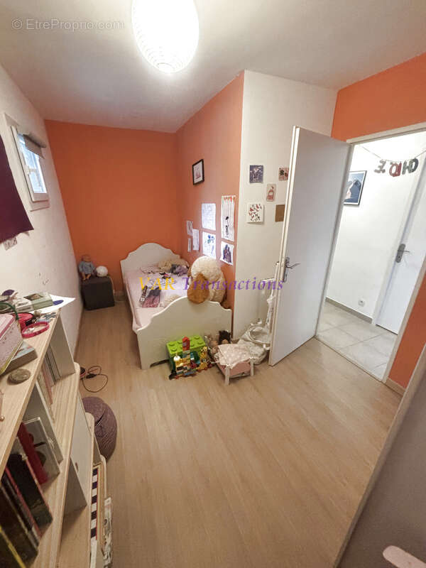 Duplex de 85 m2 avec terrasses, jardin, vue sur la rade de Toulon, piscine, tennis, parking et cave. - photo 9