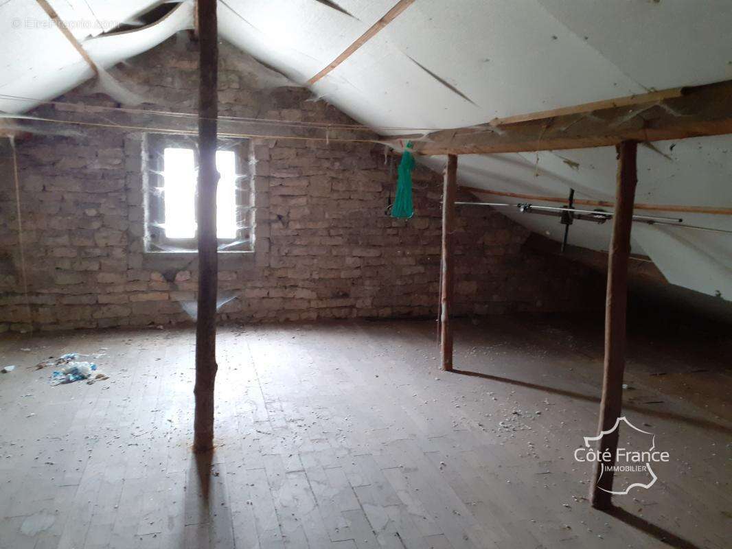 Maison 4 pièces avec dépendances dans village calme - photo 14