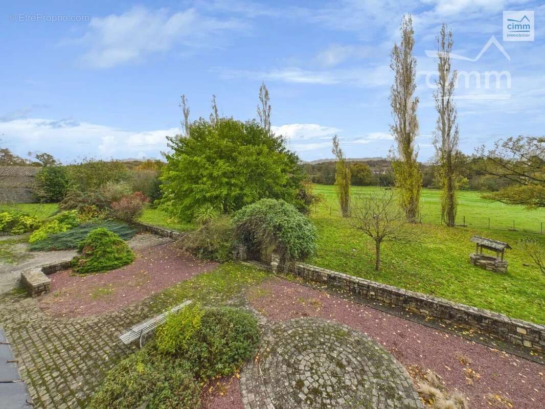 Maison à BOURG-DES-COMPTES