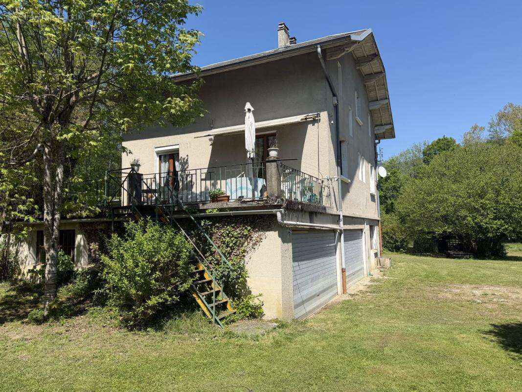 Maison à SAINT-ALBAN-DE-MONTBEL