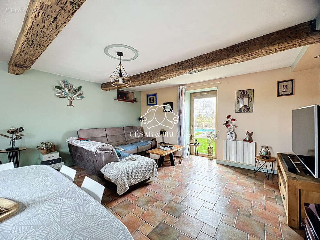 Maison à POUILLY-SOUS-CHARLIEU