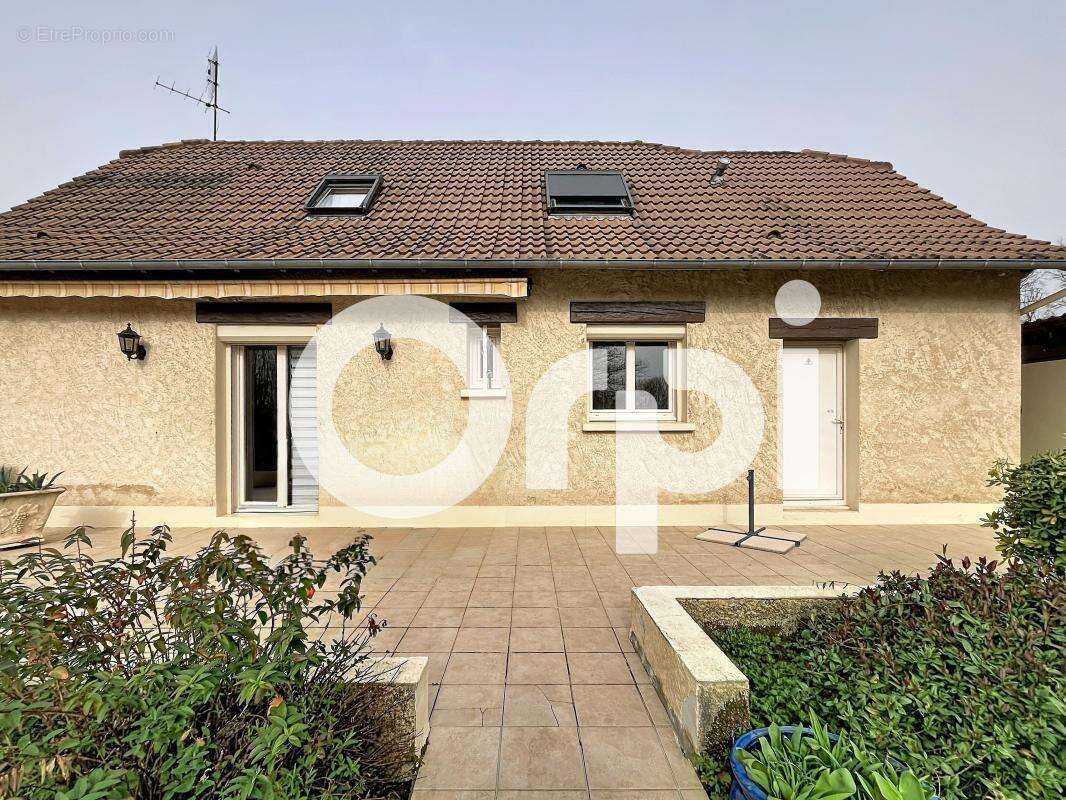 Maison à VARETZ