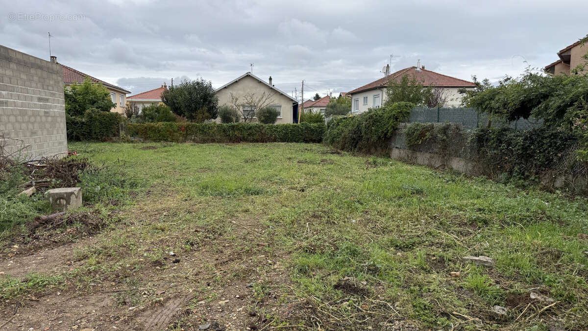 Terrain à DECINES-CHARPIEU