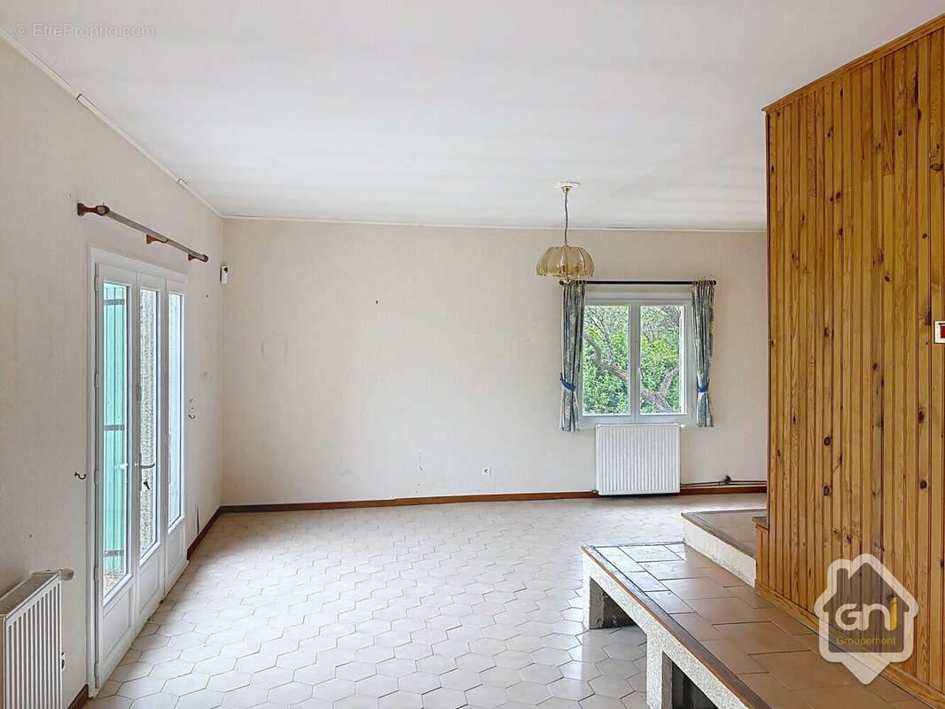 Maison de Type 7 avec jardin. - photo 9