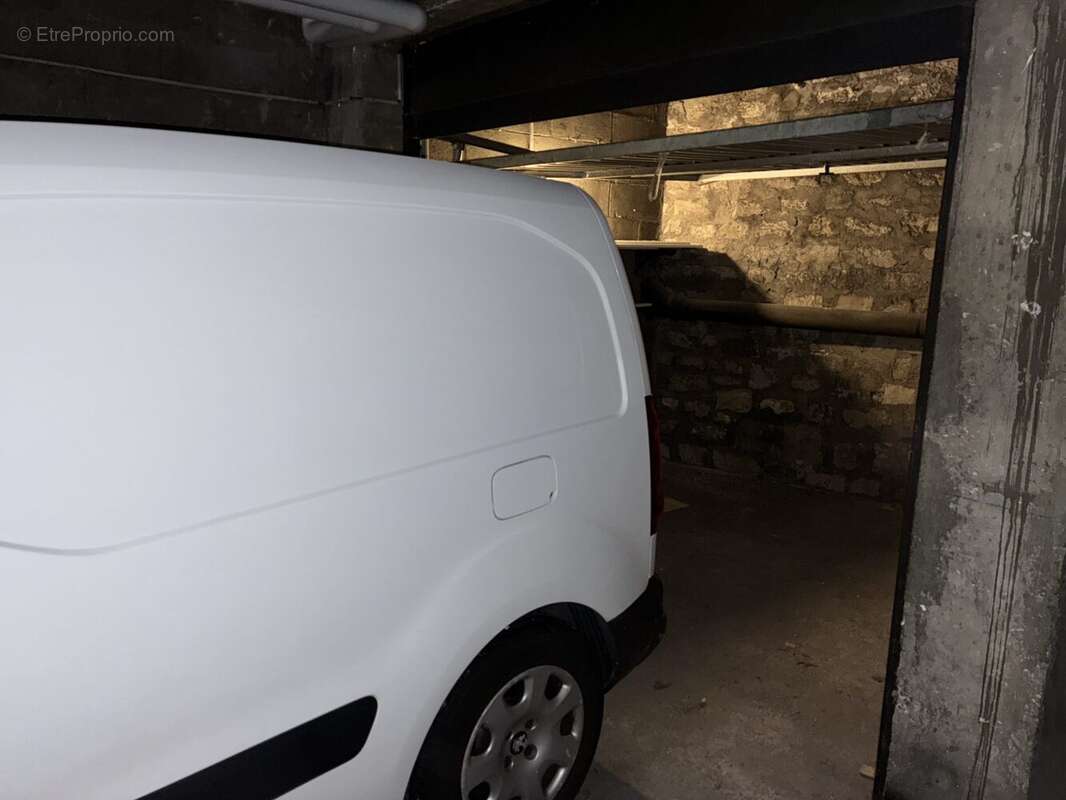 Parking à PARIS-11E