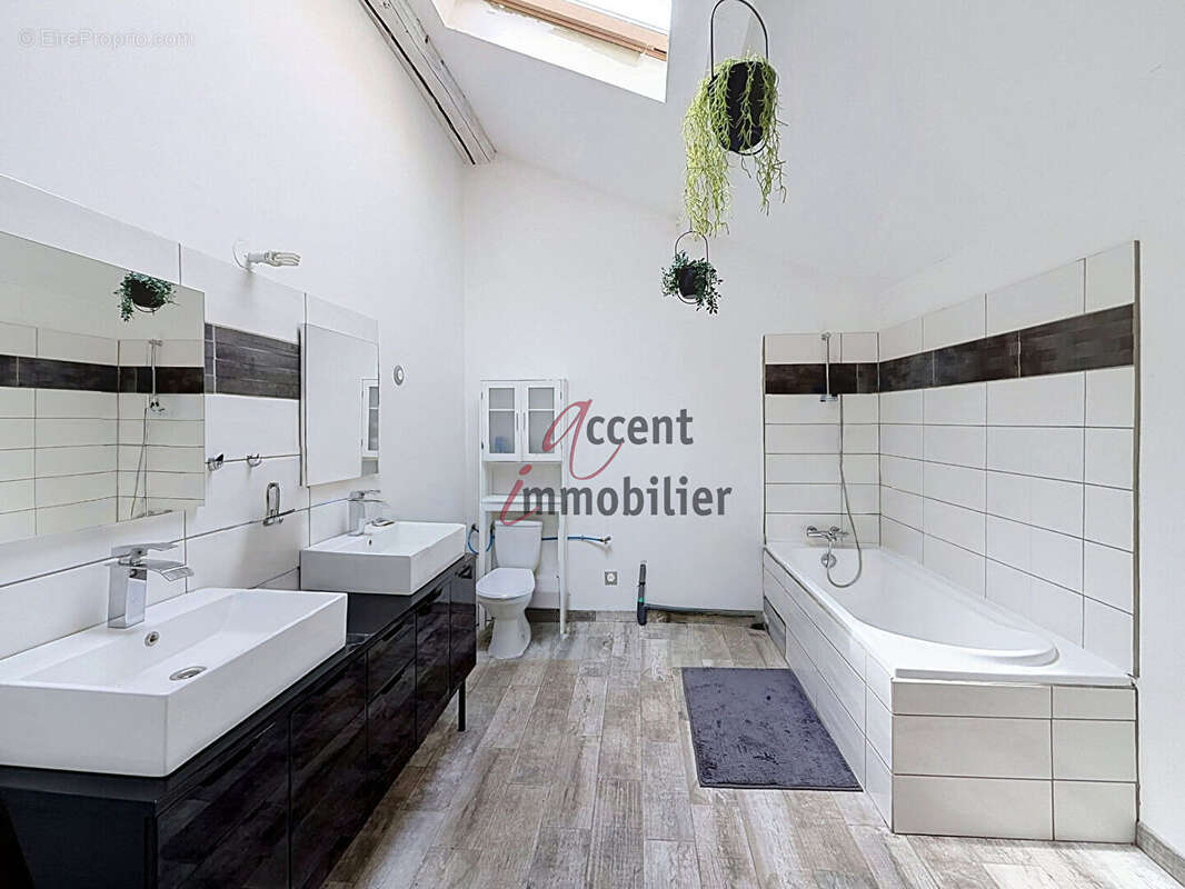 Ensemble immobilier sur 13500m² de terrain. - photo 12