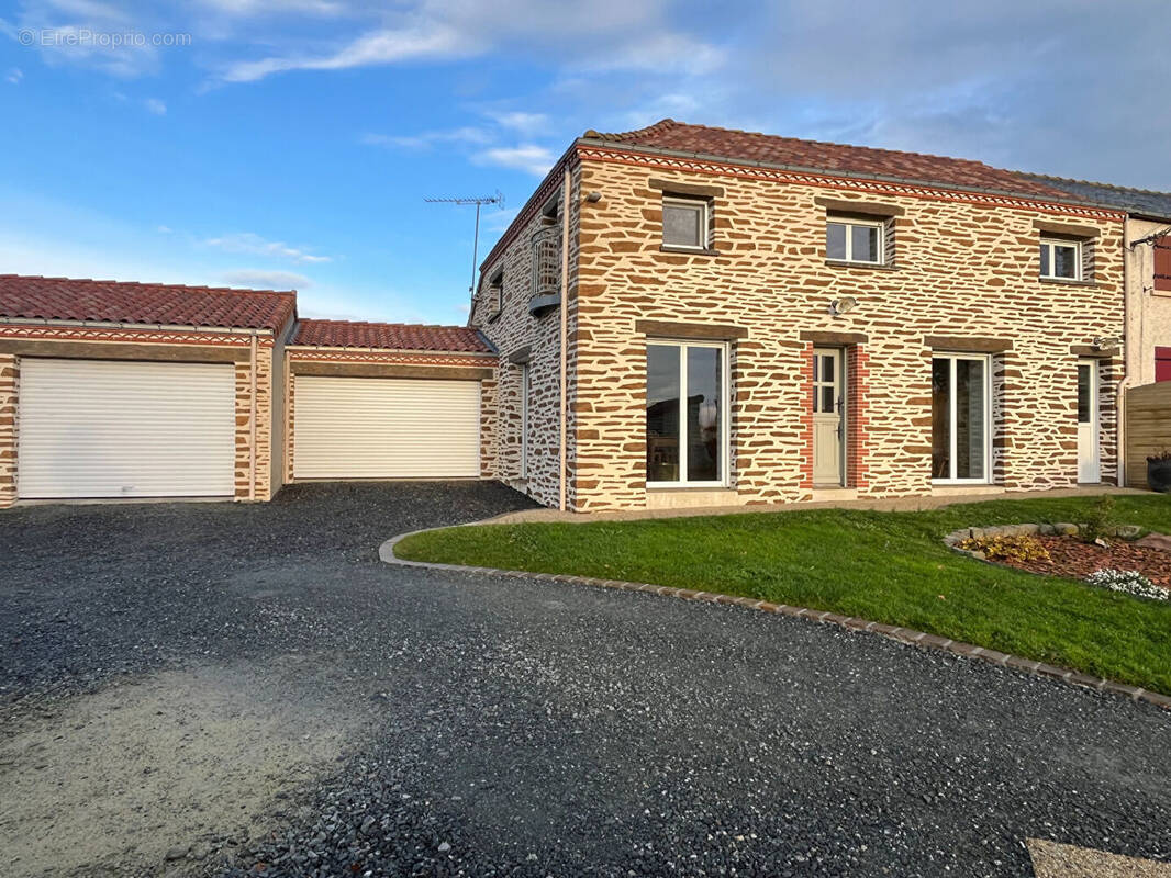 Maison à LE PIN-EN-MAUGES
