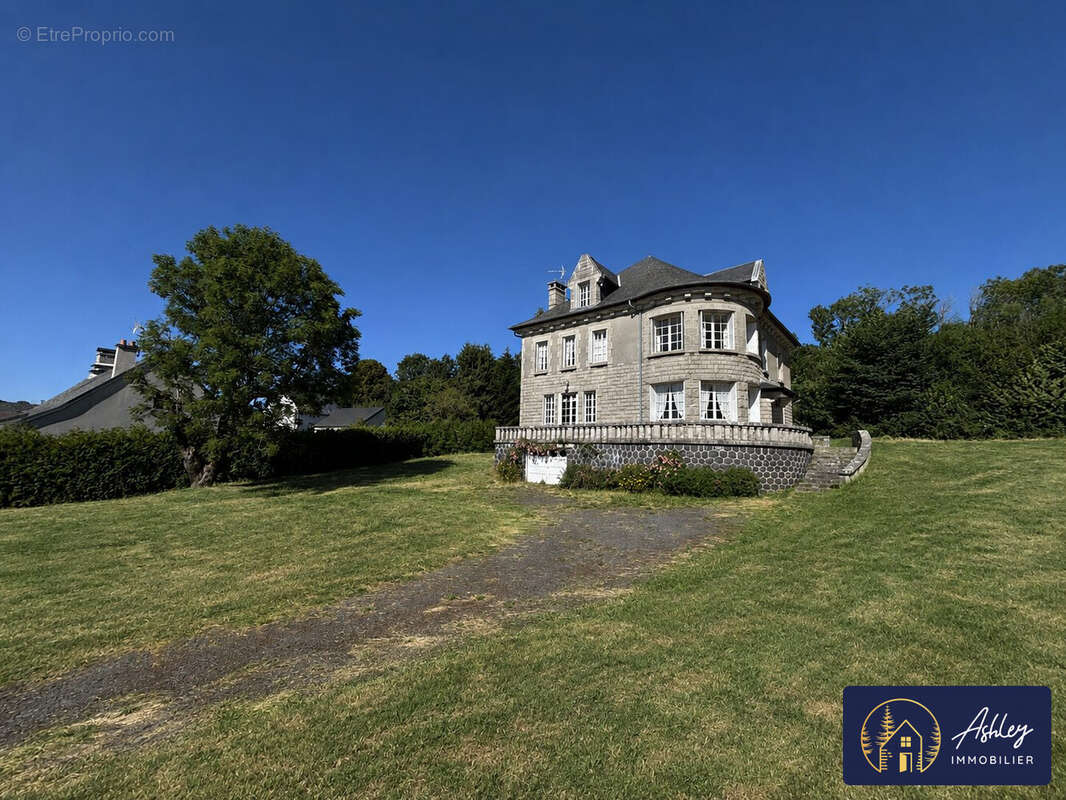 Maison 9 pièces à TRIZAC (Cantal) - Maison à TRIZAC