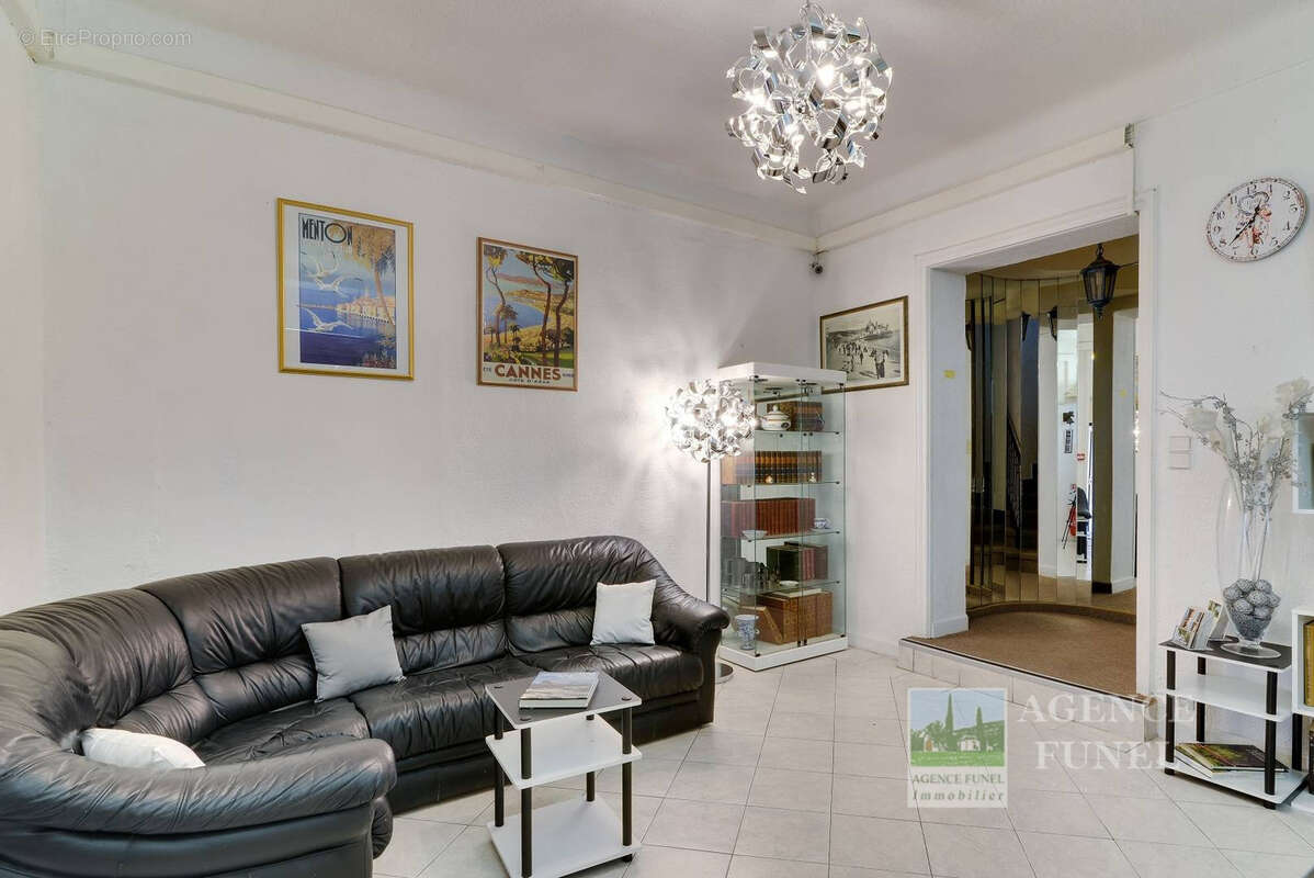 Commerce à SAINT-VALLIER-DE-THIEY