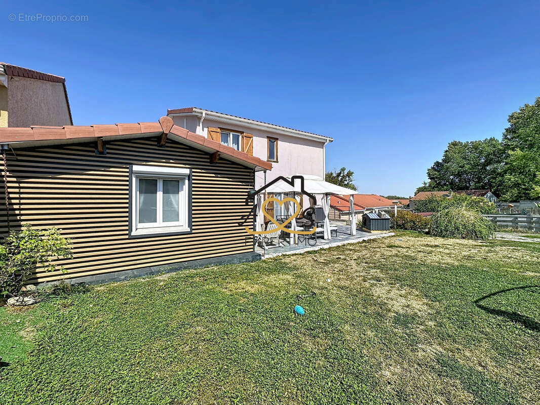 Maison familiale avec annexes - reignat 63160 - photo 4