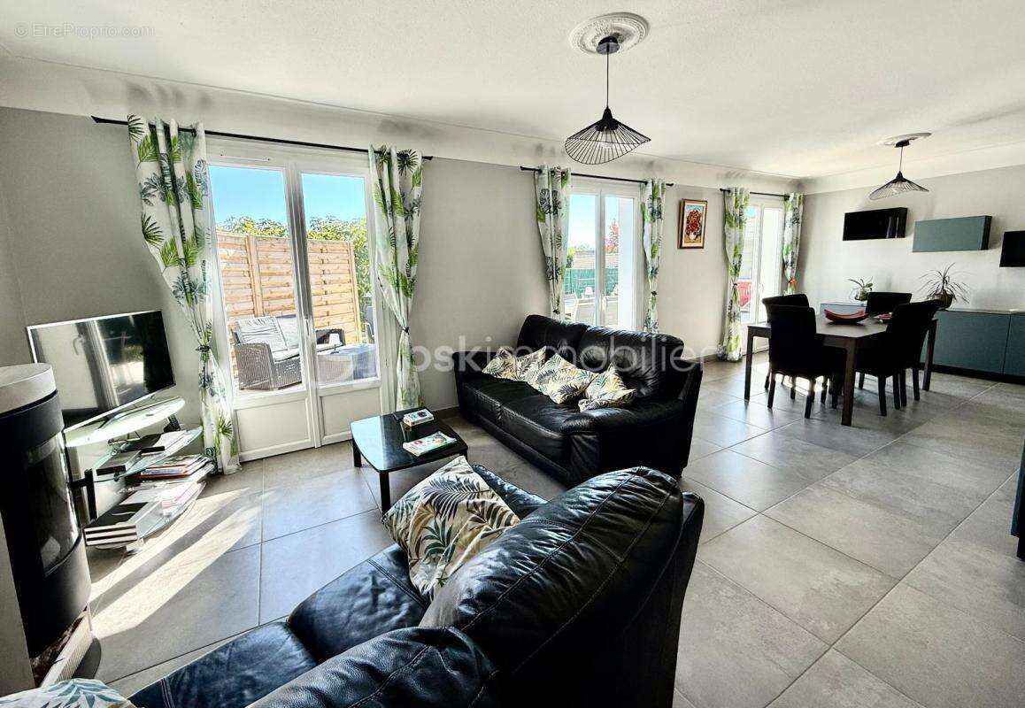 Maison familiale de 130 m² habitables avec jardin arboré de 757m² et piscine - photo 4