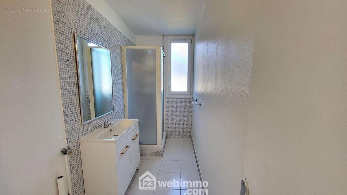 La salle de bains en très bon état avec fenêtre - Appartement à FONTAINE