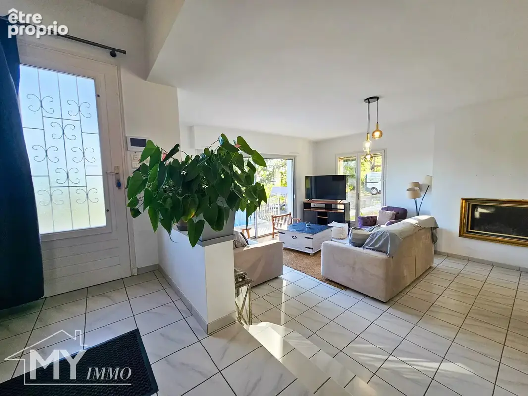 Vélines : Maison d’architecte de 218 m² avec piscine sur près de 2,8 hectares - photo 2