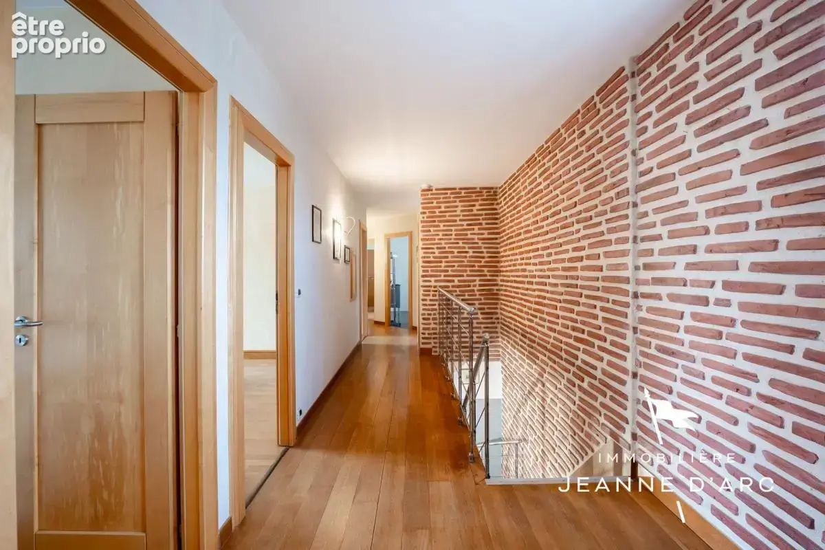 Grande maison familiale de 360 m2 avec jardin clos, à 5 minutes de Thoiry 8 Pièces 5 chambres + Piscine intérieure - photo 6