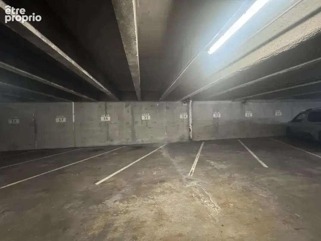 Parking à PARIS-18E