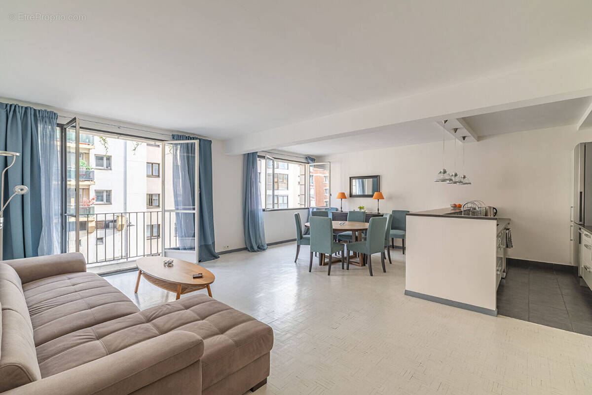 Appartement à PARIS-16E