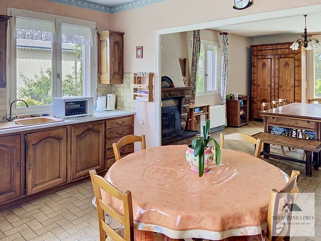 Maison à MONTOURS