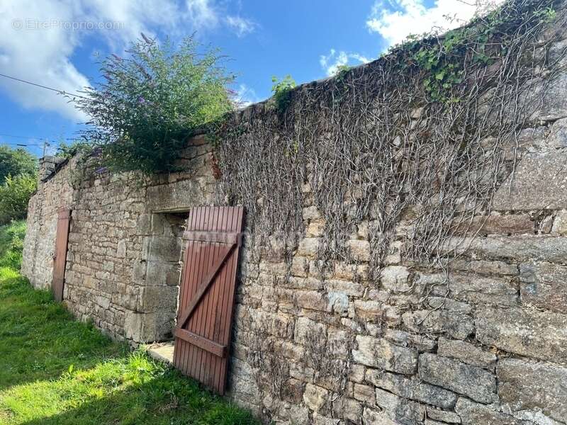Terrain à bâtir de 830 m2 viabilisé avec bâtisses en pierre à rénover à Tourch (29) - photo 5