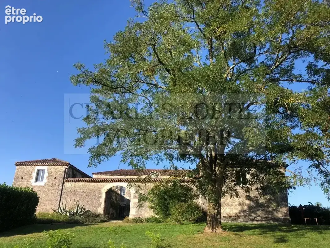 Magnifique et imposante ferme fortifiée du XVIIe siècle, avec dépendances, piscine et terrain de 23 ha, à proximité de Mauroux. - photo 41