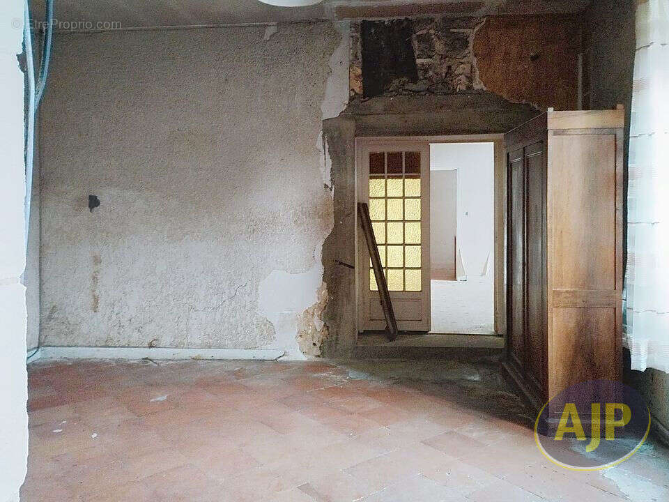 Fort potentiel - Maison à rénover - photo 5