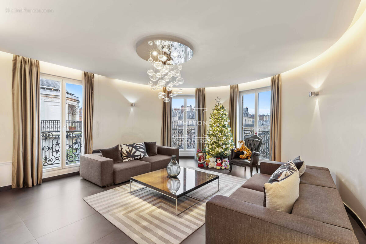 Appartement à PARIS-8E