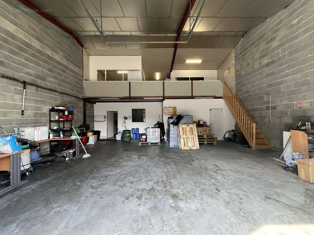 Commerce à SAINT-PRIEST-EN-JAREZ