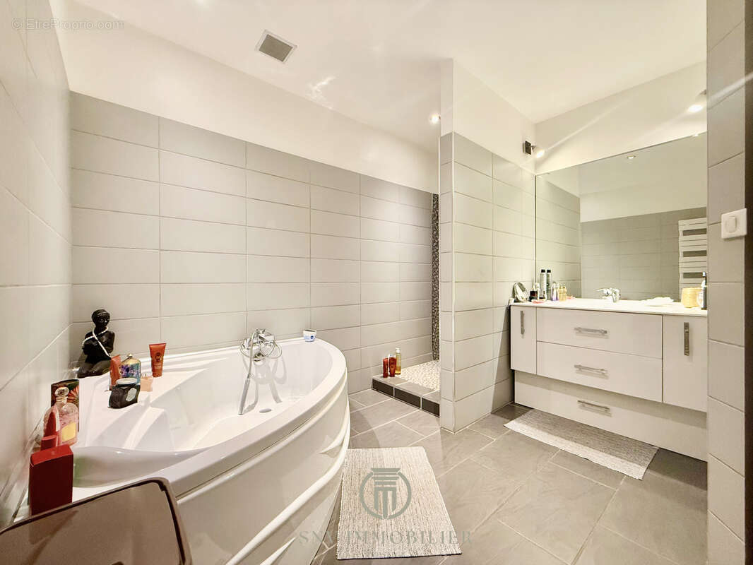Appartement d’exception au cœur du Triangle d’Or de Vichy   3 chambres - plafond voûté sous verrière - photo 8