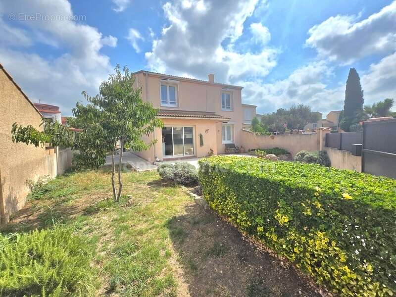 À seulement 50 mètres de la mer ! Une villa lumineuse avec jardin piscinable dans un environnement exceptionnel. Maison à vendre - photo 14