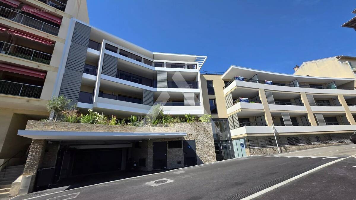 Parking à CAP-D'AIL