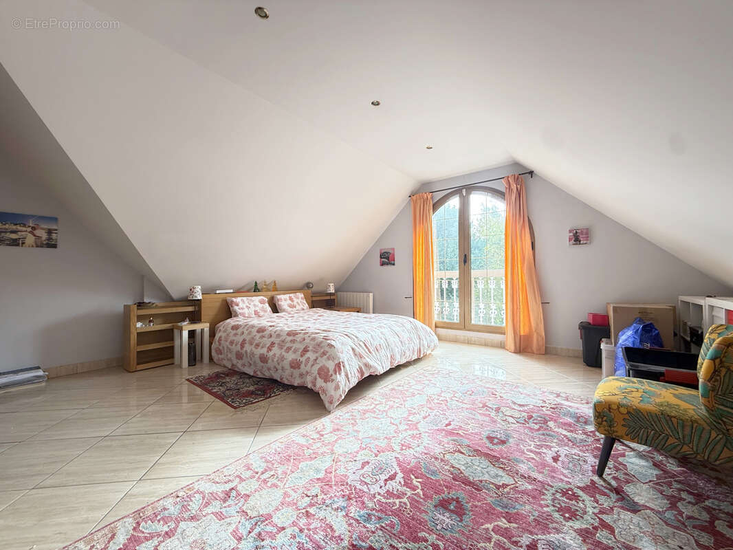 Maison à LA QUEUE-LES-YVELINES