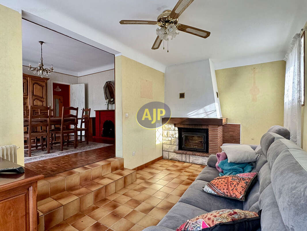 Maison individuelle de plain-pied avec jardin paysagé et beau potentiel - photo 4