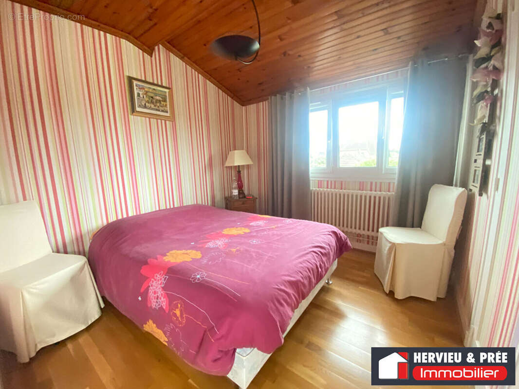 Maison familiale spacieuse à Luc-sur-Mer, coeur de ville, à 10 minutes a pied de la mer -3 chambres, bureau, jardin clos et gara - photo 5