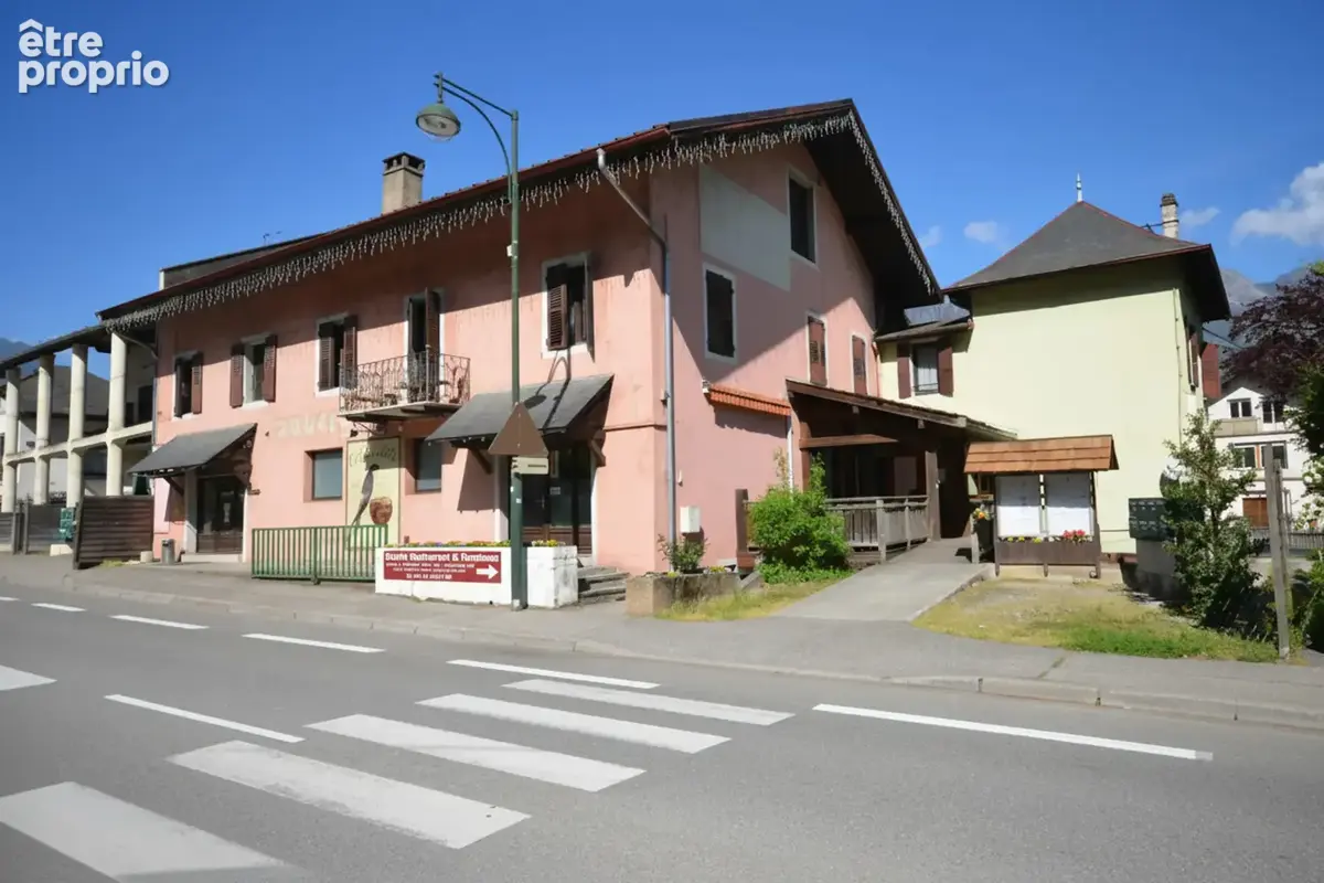 Ensemble immobilier de 8 appartements + murs commerciaux – terrain de 2 070 m² - photo 2