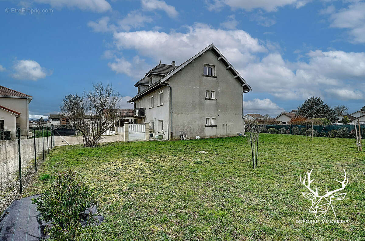 Maison à LA CHAPELLE-DE-LA-TOUR