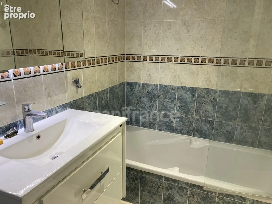 AJACCIO (20), appartement T2, proche plage au sein d'une résidence standing, avec piscine et parking - photo 6