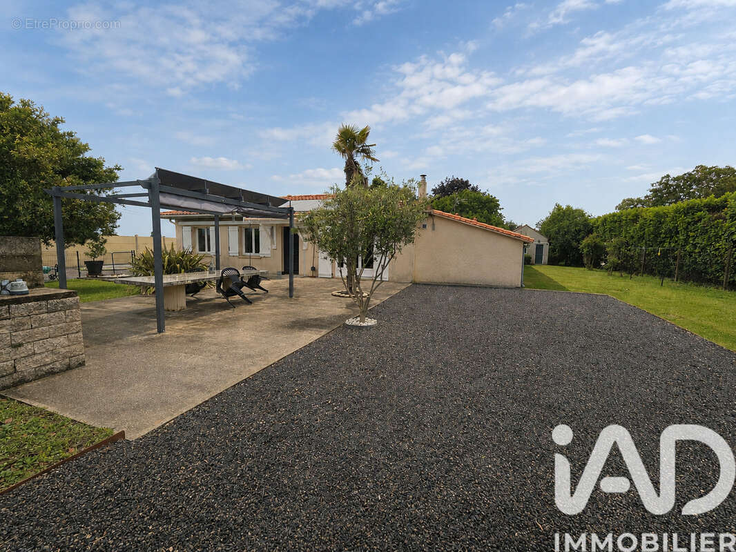 Maison 112 m² à Saint-Seurin-De-Cadourne  - photo 3