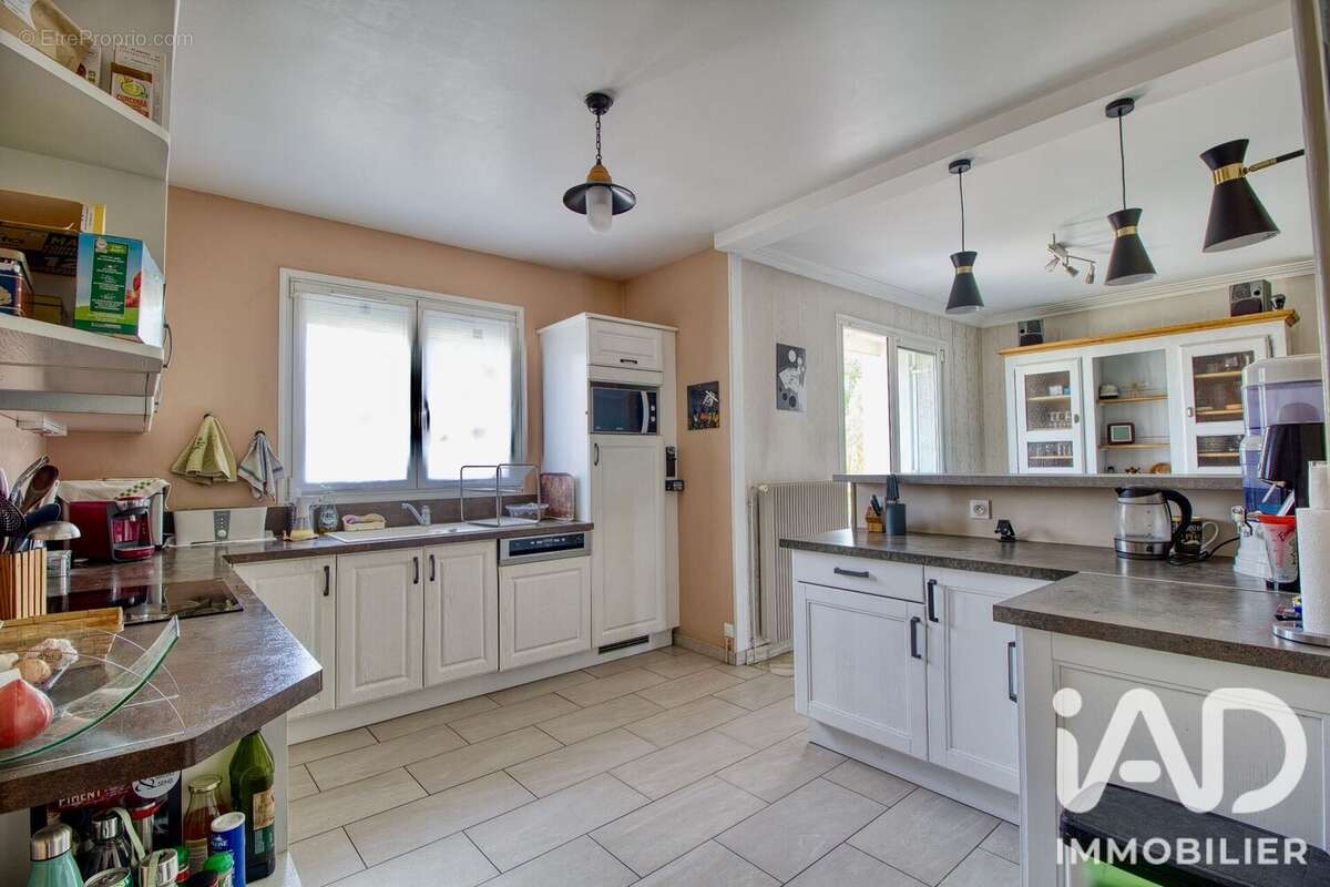 Maison 240 m² à La Chapelle-En-Serval  - photo 7