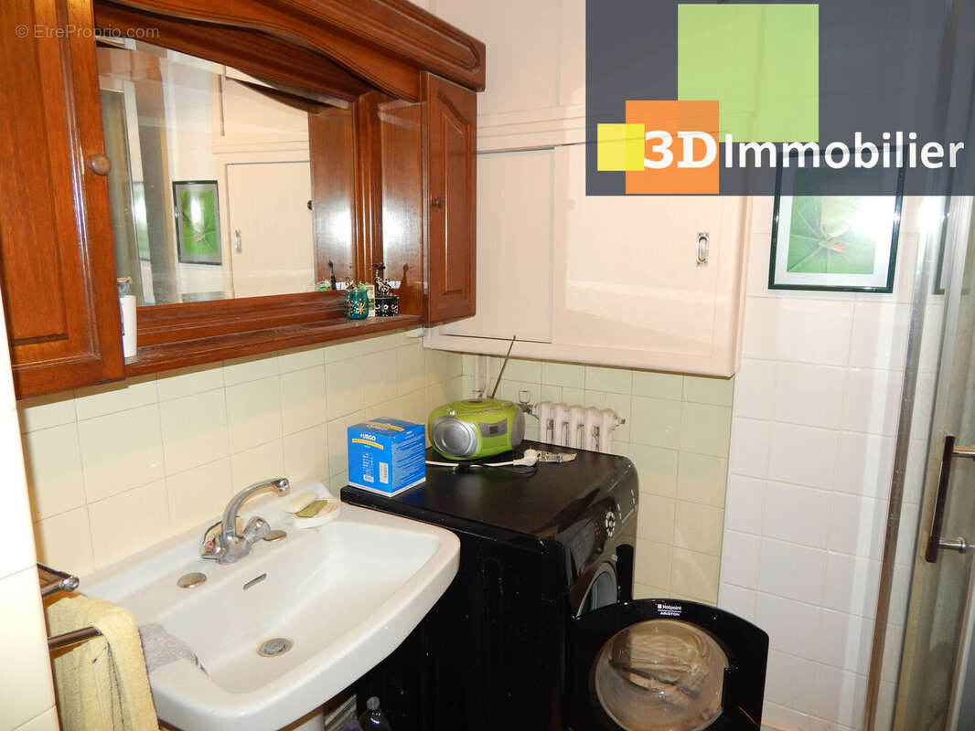 SALLE DE DOUCHE - Appartement à LONS-LE-SAUNIER