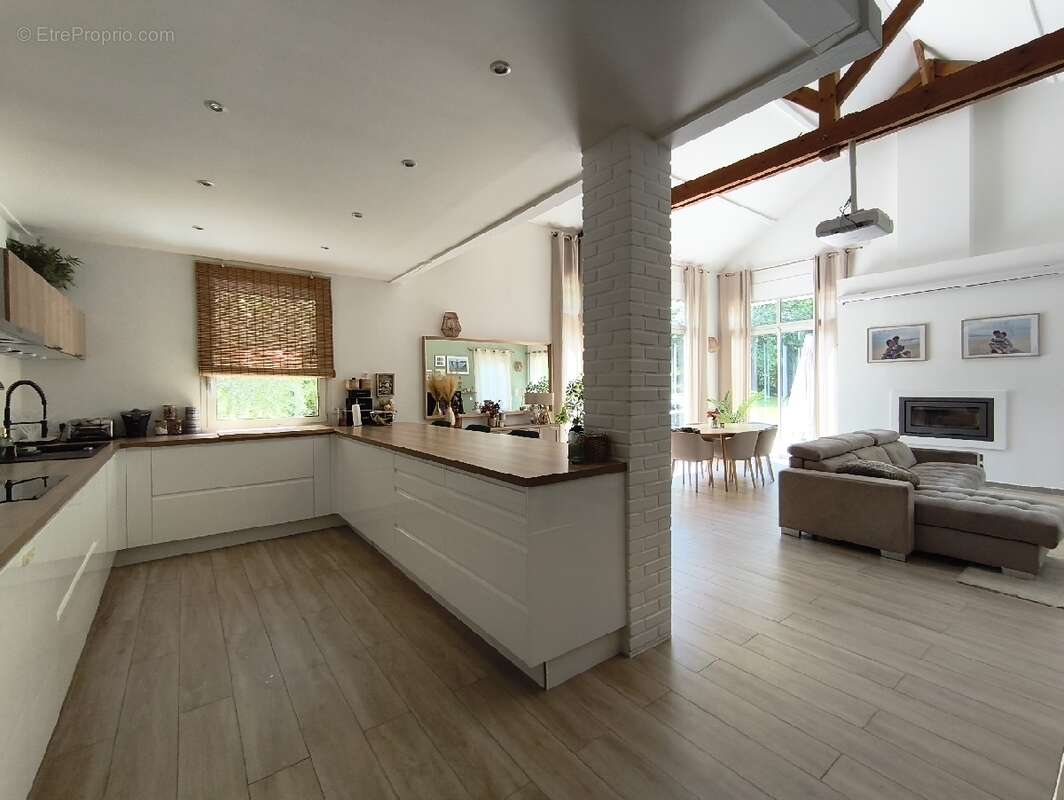 Maison 176 m² à Nesles-La-Vallee  - photo 3