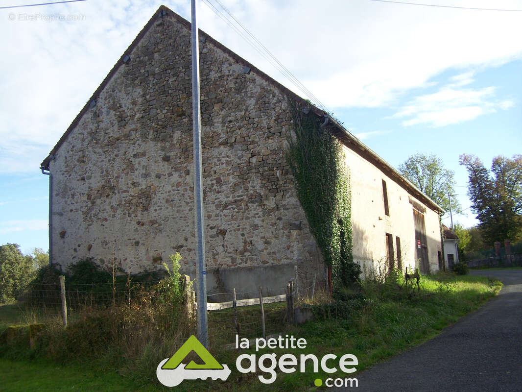 Terrain à LUSSAC-LES-EGLISES