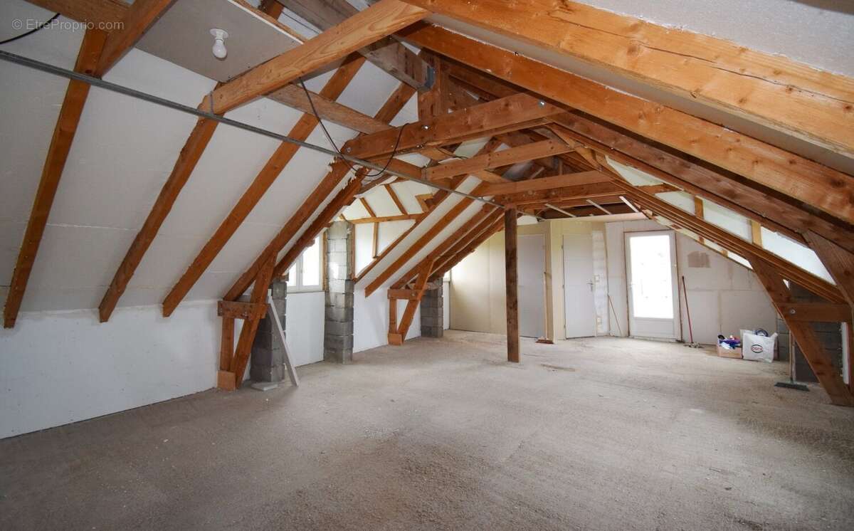 Maison à SAINT-CLEMENT-DE-REGNAT