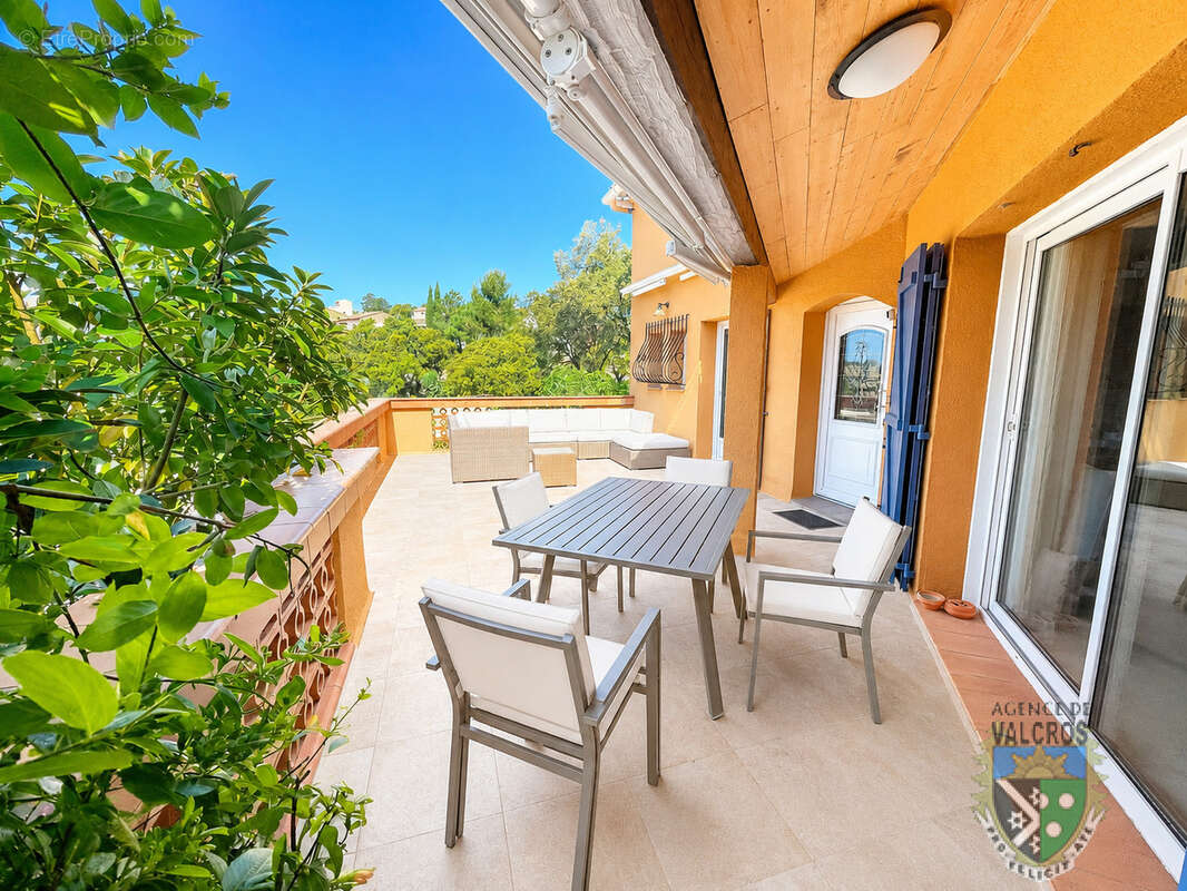 Vente villa de type 6 avec garage et piscine a valcros la londe les maures - photo 4