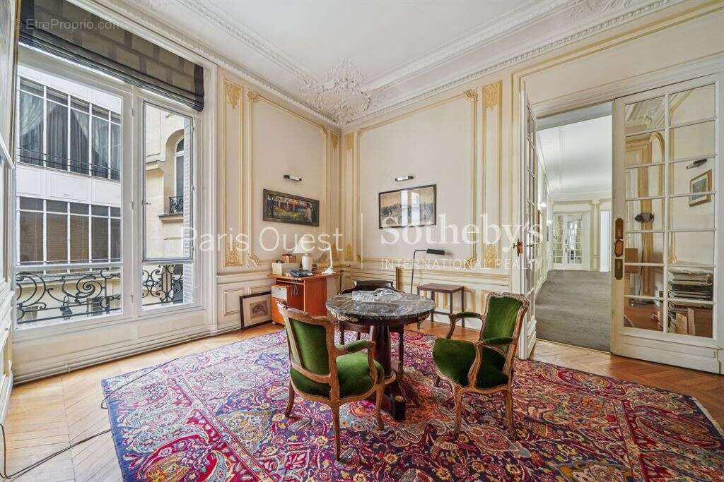 Appartement à PARIS-16E