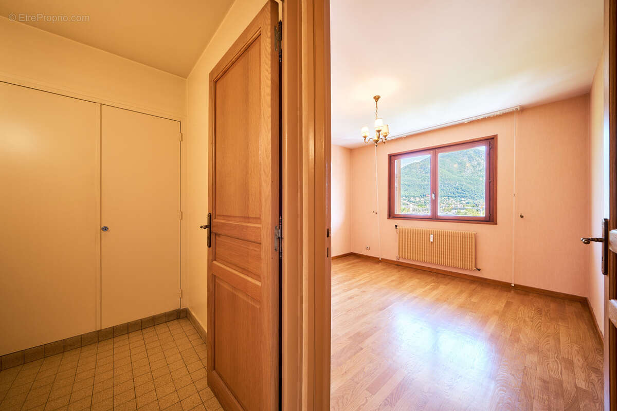 Appartement familial de 98 m2 situé au dernier étage d’une résidence dans le quartier recherché des Clarines. - photo 4