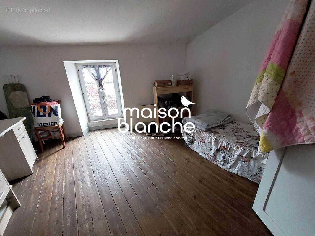 chambre n°2 du T3 - Appartement à PARTHENAY